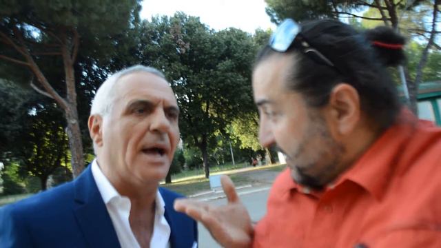 Giorgio Panariello saluta i fans con Il Salutatore смотреть онлайн