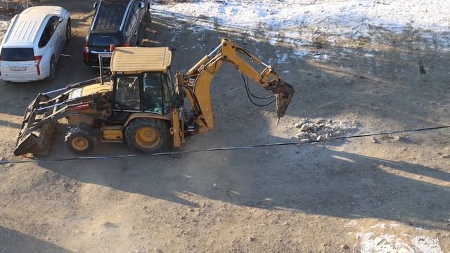 Экскаватор-погрузчик Cat (Caterpillar) / Работа с отбойным молотком
