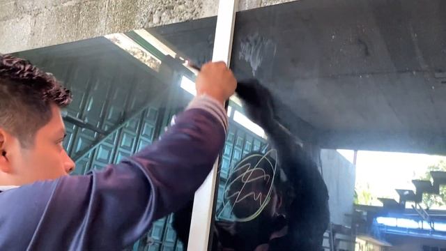 Aprende a cortar una hoja de vidrio con esta sencilla técnica. смотреть онлайн