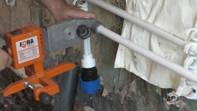 Как врезаться в пнд трубу под давлением, секрет от опытного сантехника смотреть онлайн