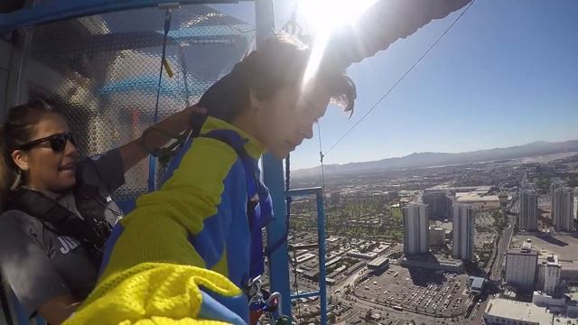 JUMPING OFF A HOTEL IN LAS VEGAS [Stratosphere Sky Jump] смотреть онлайн