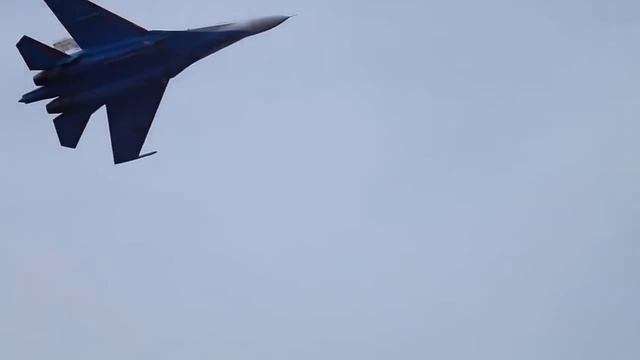 Пилотажная группа Русские витязи. Калуга.Su-27 смотреть онлайн