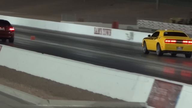 2004 Mustang GT vs 2009 Detonator Challenger смотреть онлайн