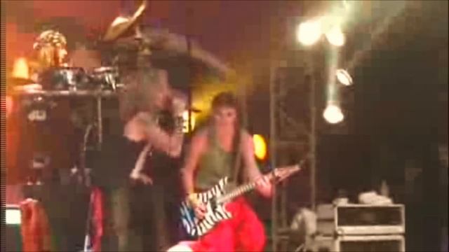Steel Panther - Eyes Of A Panther live with fan on guitar! смотреть онлайн