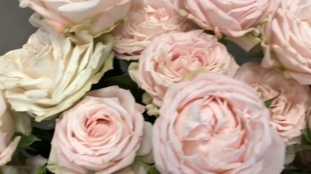 МОНОБУКЕТ ИЗ КУСТОВЫХ ПИОНОВИДНЫХ РОЗ смотреть онлайн