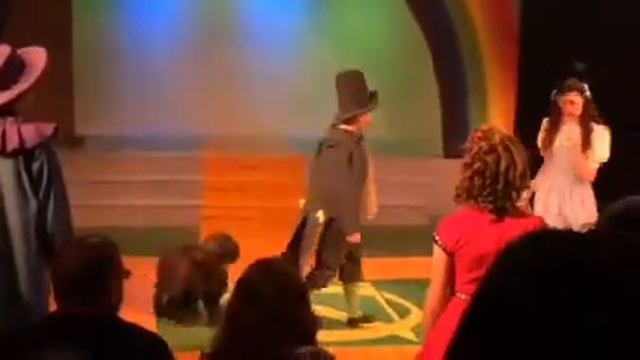 Emma as a munchkin in Follow the Yellow Brick Road смотреть онлайн