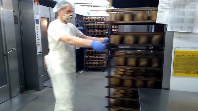 Выпечка ПАСХАЛЬНЫХ КУЛИЧЕЙ на производстве / ТРАПЕЗА HOUSE смотреть онлайн