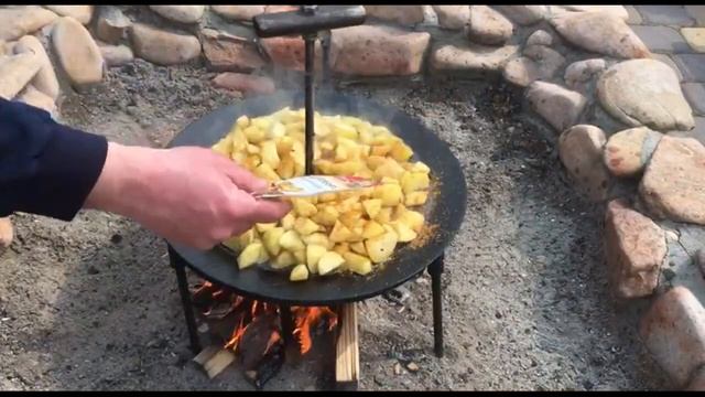 Жареная картошка особый рецепт. Картошка на костре. Жареная картошка на дровах. По домашнему. смотреть онлайн