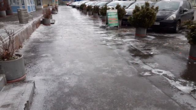 Гололед в Киеве. Экстремальное 11 декабря 2020. Все куда то катятся...и валятся 😁 смотреть онлайн