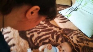 Как одеть подгузник (памперс) ребенку.