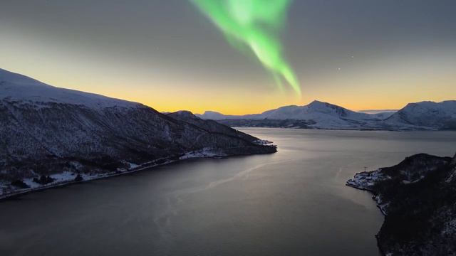 Northern Lights in an Norwegian Fjord - Drone Footage смотреть онлайн