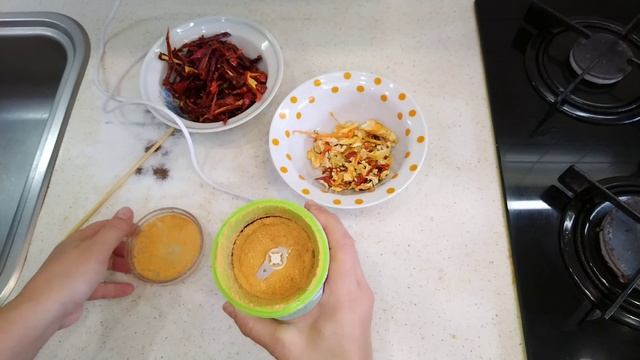 Специя из сменных коробочек перца. Паприка из красного перца. Ароматная приправа без химии.