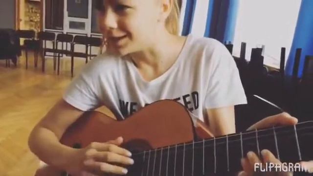 КАТЯ АДУШКИНА ИГРАЕТ НА ГИТАРЕ смотреть онлайн