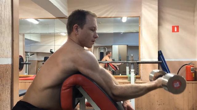 Сгибания рук с гантелями поочередно на скамье Скотта смотреть онлайн