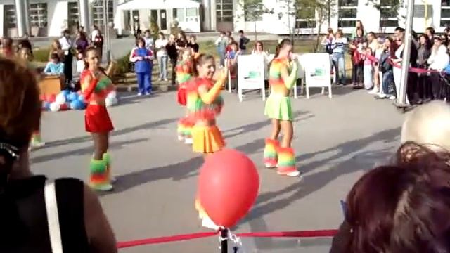 День молодежи в Тюмени - Танцы возле спорткомплекса смотреть онлайн