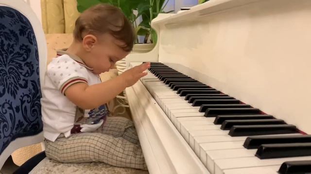 Малыш Алюша играет на рояли 🎹 смотреть онлайн