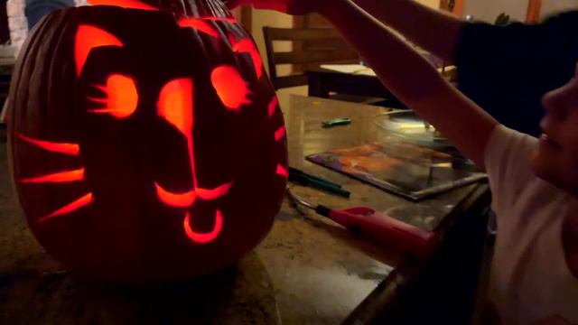 Carving Pumpkins - Happy Halloween смотреть онлайн