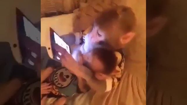 Мама учит дочку пользоваться телефоном/Mom Teaches Daughter To Use The Phone