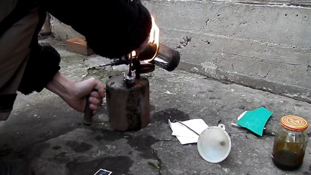 Горение паяльной лампы на самодельном бензине смотреть онлайн