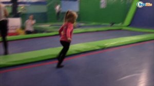 Хелло Китти и Ярослава. Видео для детей. Прыгаем на батуте в Игровом Парке. Tiki Taki Cook