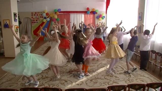 8 Марта! Дружная семья. Весенний утренник подготовительная группа 2022 ? смотреть онлайн