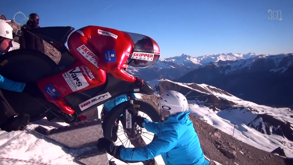 С горы на велике со скоростью 223 км/ч смотреть онлайн