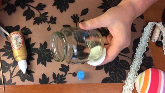 306. Игольница из стеклянной банки.