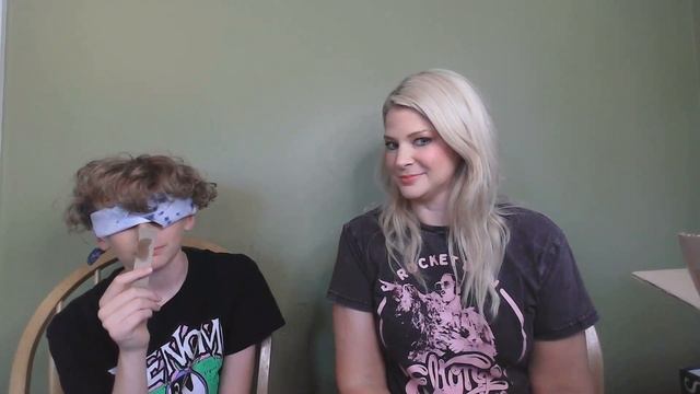 TEEN SON RATES MY PERFUMES! смотреть онлайн