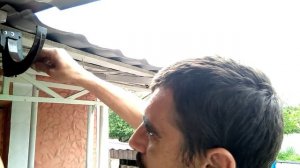 Как установить водосточный жёлоб.