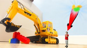 Гигантский ЭКСКАВАТОР Дома Супер Лев съел волшебные конфеты и уменьшился ИГРУШКИ стали большими #1