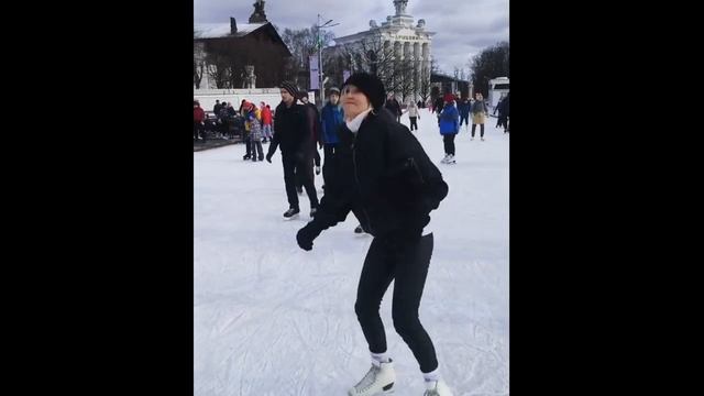 ДАПКУНАЙТЕ на катке ВДНХ / Актриса показывает мастерство на коньках смотреть онлайн