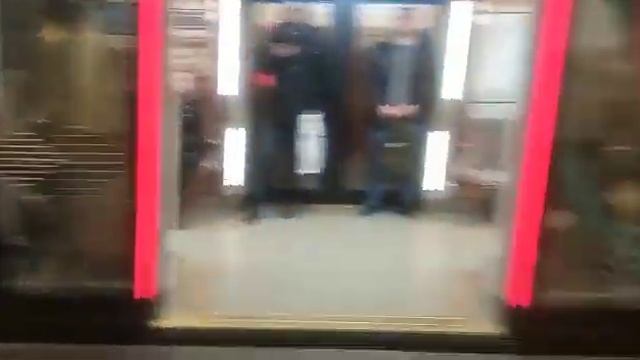 новогодний поезд Москва отправляется со станции метро добрынинская. смотреть онлайн