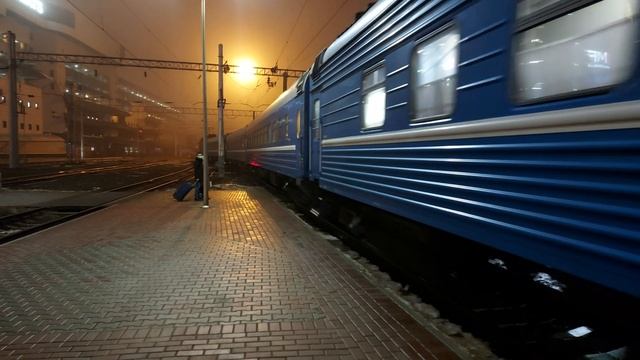 Электровоз ЧС4т-546 с пассажирским поездом отправляется со станции Минск-Пассажирский. смотреть онлайн