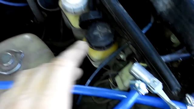 Как быстро прокачать тормоза самому. смотреть онлайн