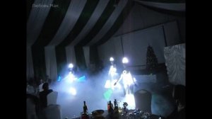 Танец с неоновыми палочками