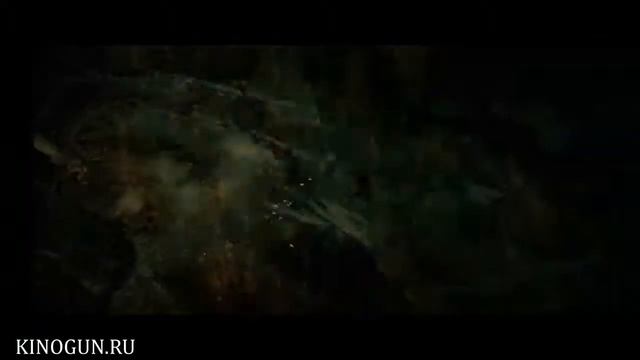 Мумию достают из могилы. Сцена из х/ф Мумия