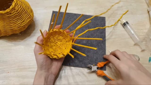 Плетем Золотую Рыбку из газетных трубочек 4! смотреть онлайн