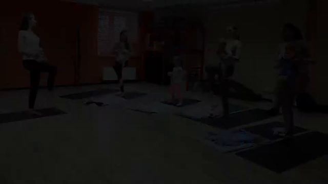 Занятие по беби-йоге, возраст детей от 2 месяцев | Ведущая - Оля Абитова смотреть онлайн