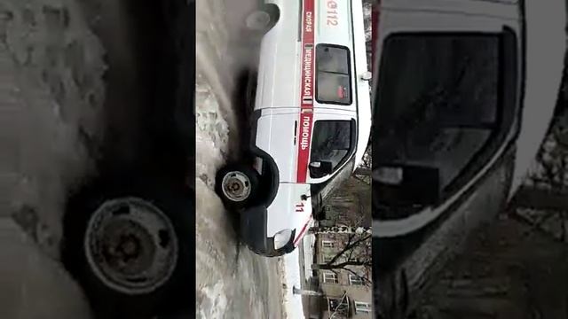 Скорая помощь не может доехать к пациенту по льду в Шахтах смотреть онлайн