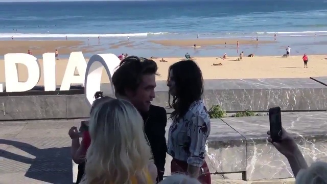 Rob holding Scarlett while talking with sam. She is so calm on robs arms смотреть онлайн