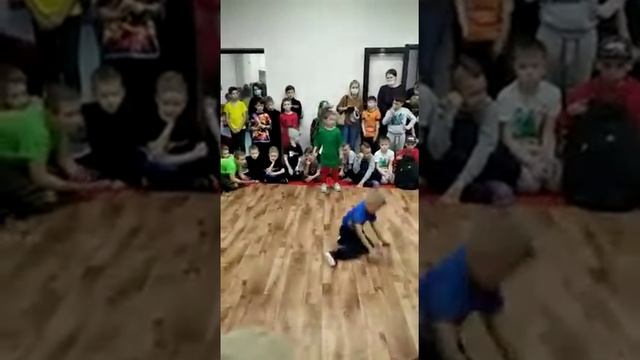 Младший брат 4 года творит смотреть онлайн