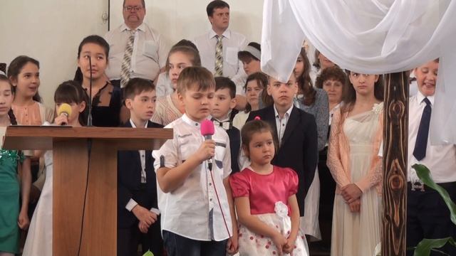 Стихи: Девочка из детского приюта; На окошко села птичка. смотреть онлайн