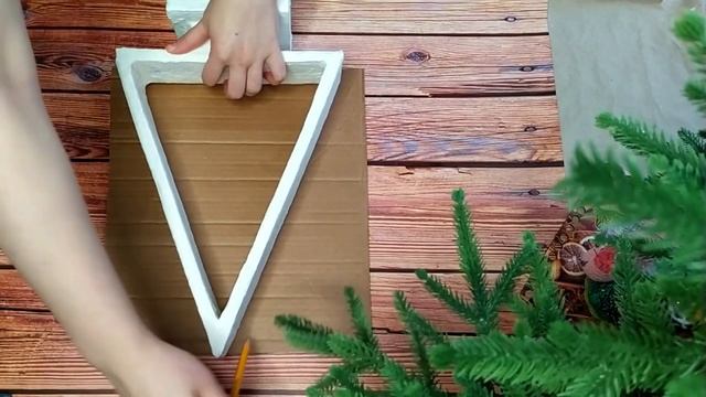 Декоративная ЁЛОЧКА из КАРТОНА/ Decorative Christmas TREE made of cardboard / DIY смотреть онлайн