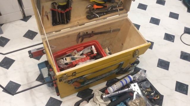 Самодельный чемодан на колёсах с подсветкой смотреть онлайн
