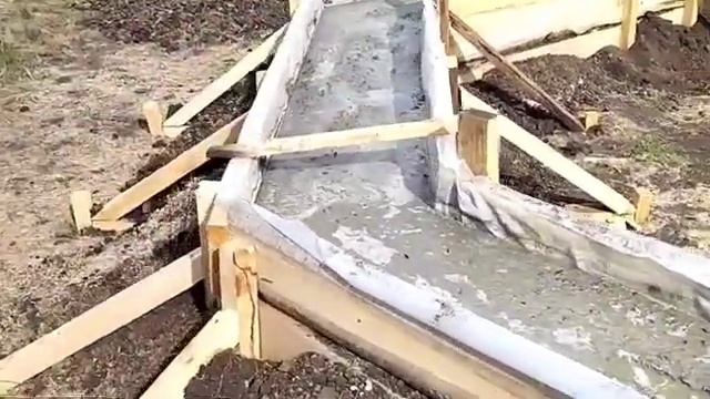 Копаем фундамент. Снимаем опалубку. Поднимаем стены. смотреть онлайн