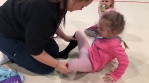 VLOG: Мама растягивает дочку акробатку/Mom does stretching daughter acrobat