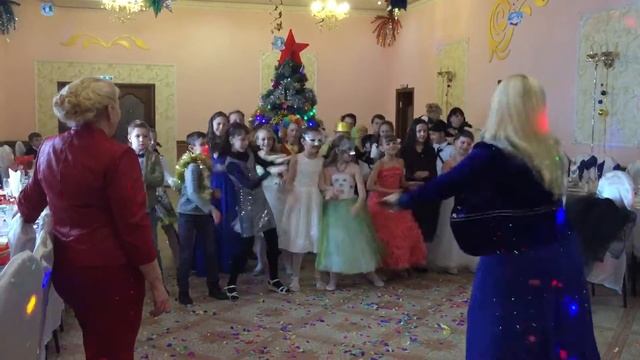 Флешмоб на новогоднем празднике для любимой учительницы)) смотреть онлайн
