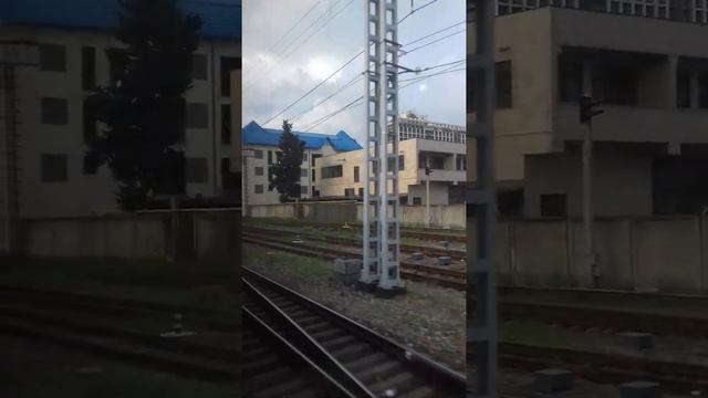 Адлер из окна поезда. Курортный городок.Поезд 580 Адлер-Москва. 20 июля 2022г. смотреть онлайн