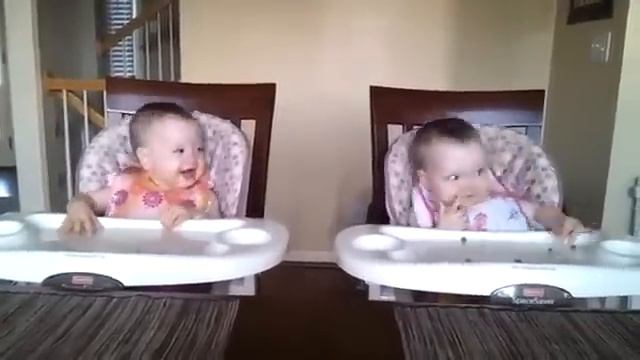 Вот как надо любить музыку :) Twins & guitar :) смотреть онлайн