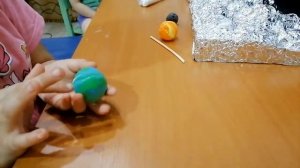 КОСМОС (2 часть). Делаем космонавта.  ПЛАНЕТЫ из воздушного пластилина. Собираем подделку.